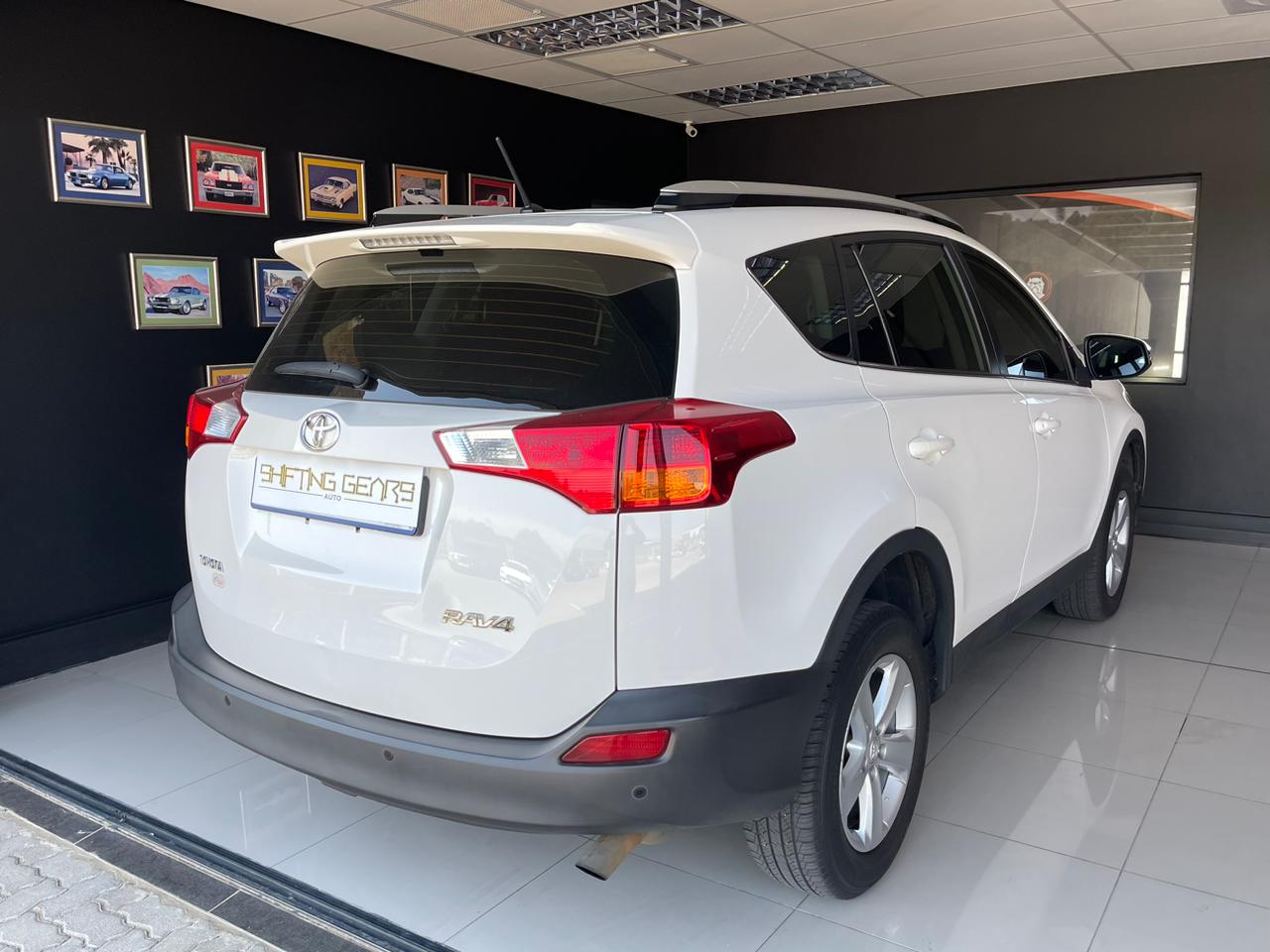 Toyota RAV4 2.0 GX Shifting Gears