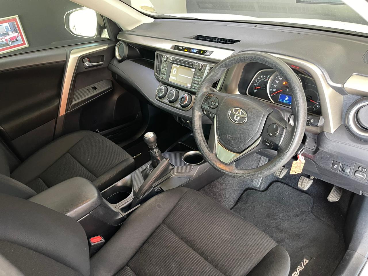 Toyota RAV4 2.0 GX Shifting Gears